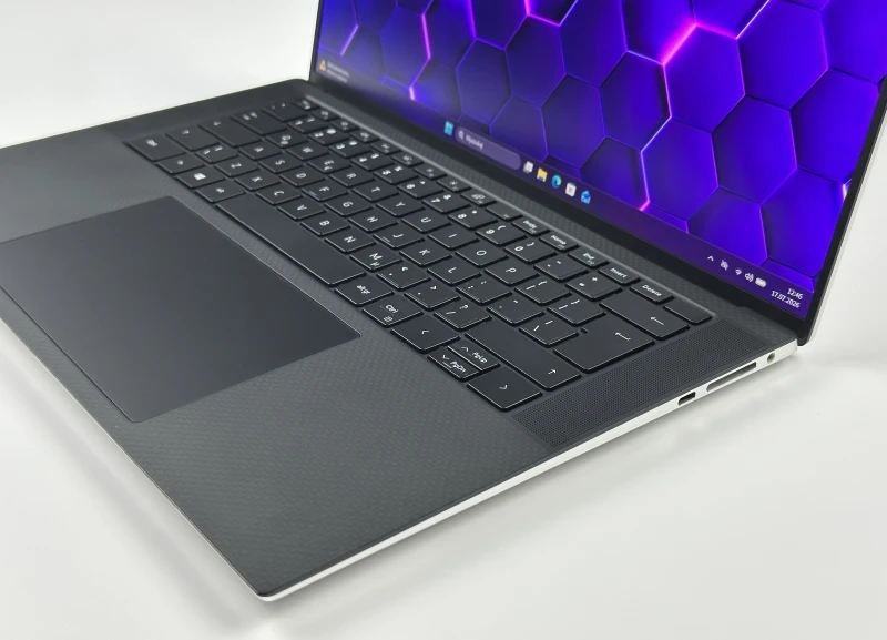 Dell XPS 15 9510 z procesorem i7-11800H, ekranem 15.6" FHD+ i RTX 3050 Ti. Laptop premium z aluminiową obudową i złączami Thunderbolt 4.