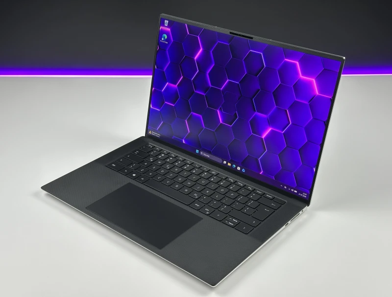 Dell XPS 15 9510 z procesorem i7-11800H, ekranem 15.6" FHD+ i RTX 3050 Ti. Laptop premium z aluminiową obudową i złączami Thunderbolt 4.