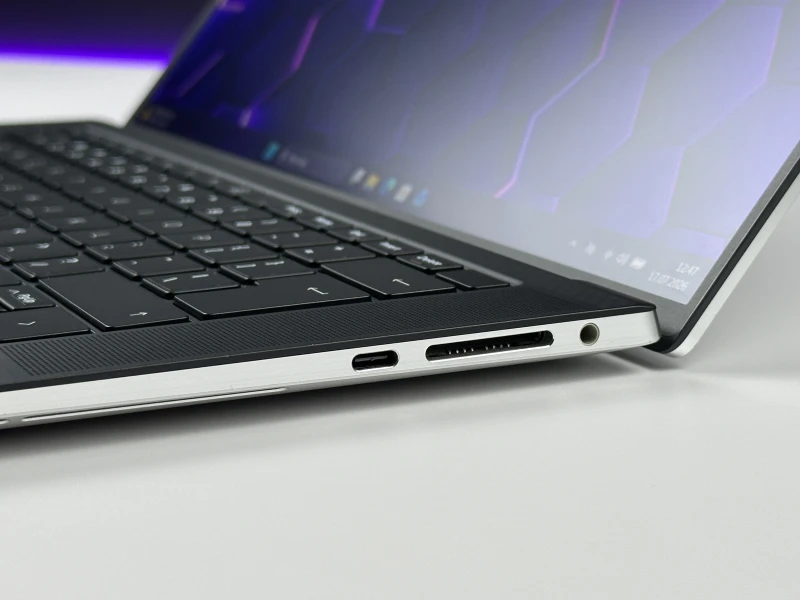 Dell XPS 15 9510 z procesorem i7-11800H, ekranem 15.6" FHD+ i RTX 3050 Ti. Laptop premium z aluminiową obudową i złączami Thunderbolt 4.
