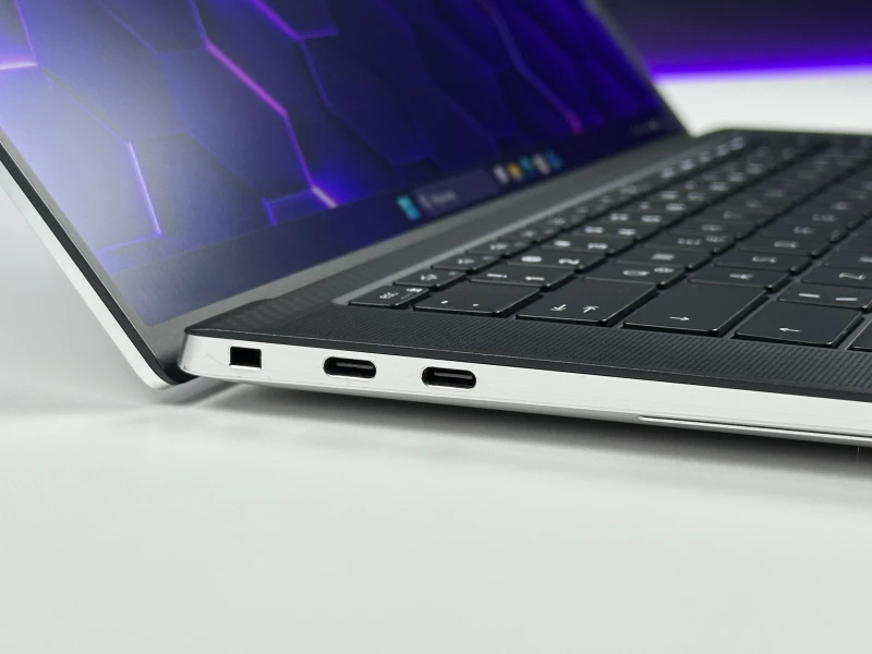 Dell XPS 15 9510 z procesorem i7-11800H, ekranem 15.6" FHD+ i RTX 3050 Ti. Laptop premium z aluminiową obudową i złączami Thunderbolt 4.