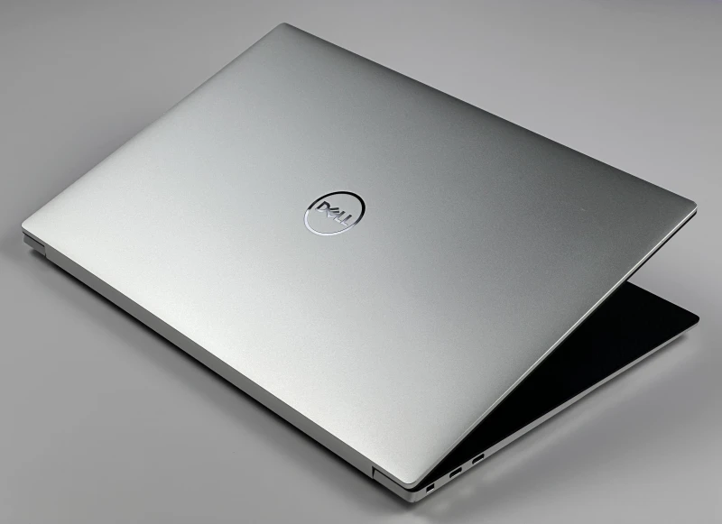 Dell XPS 15 9510 z procesorem i7-11800H, ekranem 15.6" FHD+ i RTX 3050 Ti. Laptop premium z aluminiową obudową i złączami Thunderbolt 4.