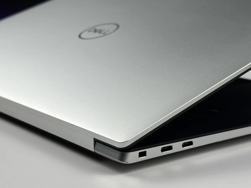 Dell XPS 15 9510 z procesorem i7-11800H, ekranem 15.6" FHD+ i RTX 3050 Ti. Laptop premium z aluminiową obudową i złączami Thunderbolt 4.