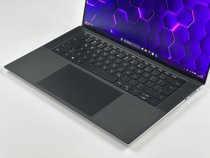 Dell XPS 15 9510 z procesorem i7-11800H, ekranem 15.6" FHD+ i RTX 3050 Ti. Laptop premium z aluminiową obudową i złączami Thunderbolt 4.