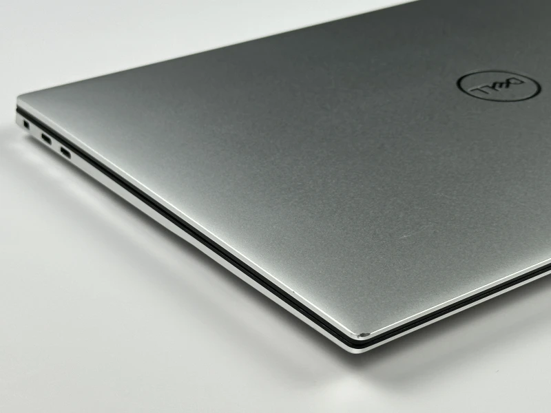 Dell XPS 15 9510 z procesorem i7-11800H, ekranem 15.6" FHD+ i RTX 3050 Ti. Laptop premium z aluminiową obudową i złączami Thunderbolt 4.