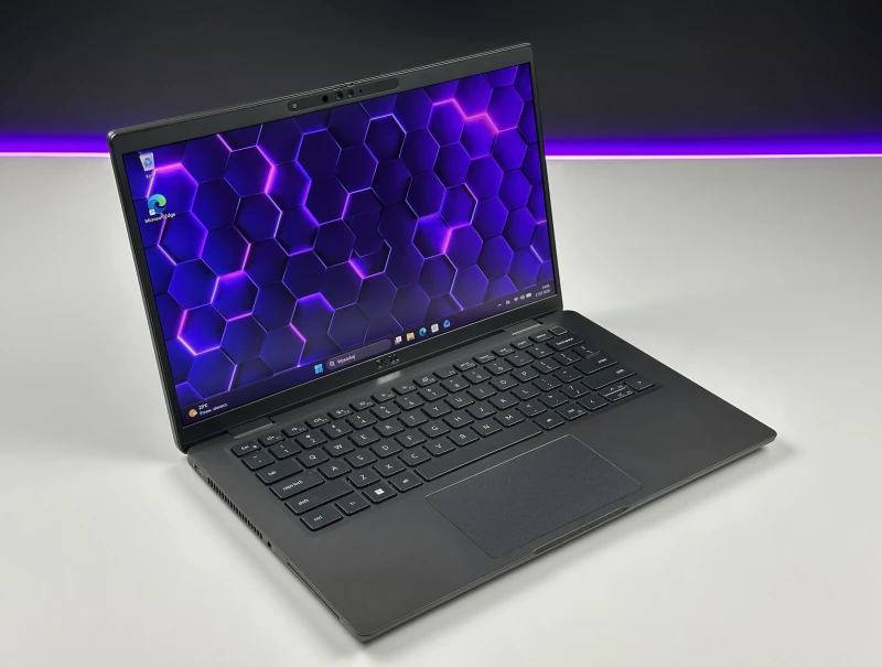 Dell Latitude 7430 z procesorem i5-1245U, 16GB RAM i ekranem 14" FHD. Lekka obudowa Carbon, modem LTE, klawiatura US i grafika Intel Iris Xe.