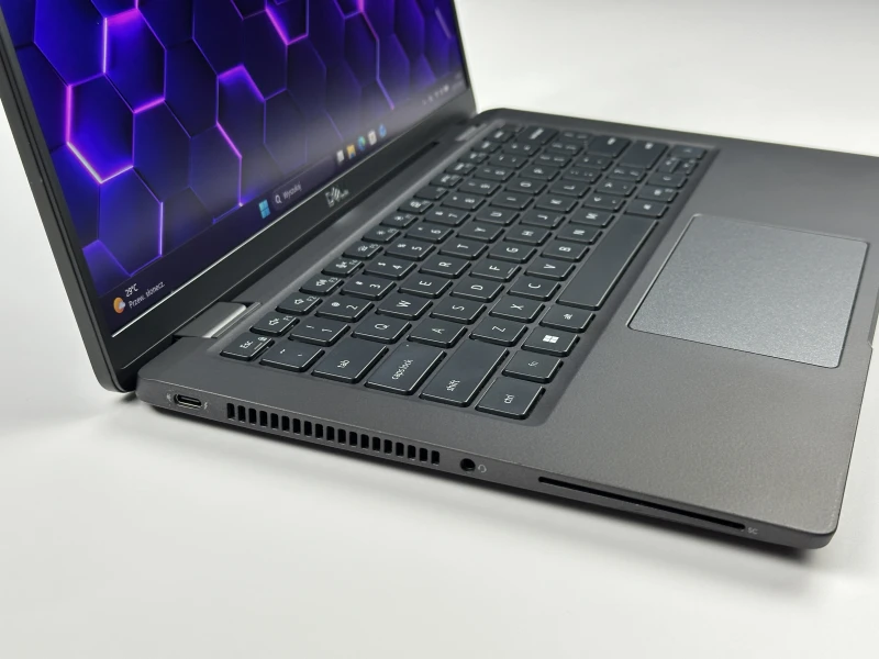 Dell Latitude 7430 z procesorem i5-1245U, 16GB RAM i ekranem 14" FHD. Lekka obudowa Carbon, modem LTE, klawiatura US i grafika Intel Iris Xe.