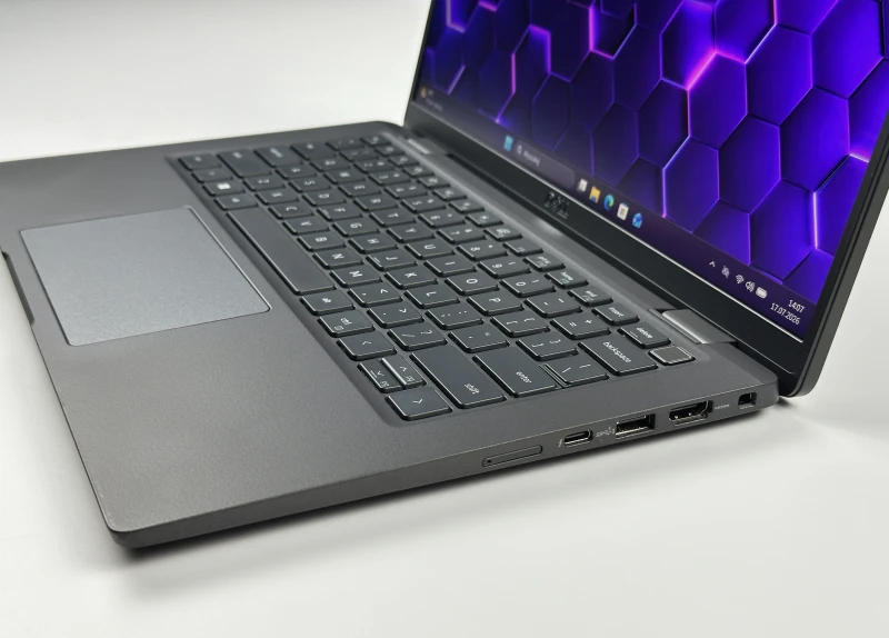 Dell Latitude 7430 z procesorem i5-1245U, 16GB RAM i ekranem 14" FHD. Lekka obudowa Carbon, modem LTE, klawiatura US i grafika Intel Iris Xe.