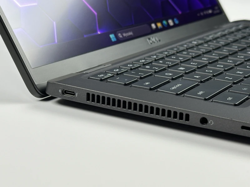 Dell Latitude 7430 z procesorem i5-1245U, 16GB RAM i ekranem 14" FHD. Lekka obudowa Carbon, modem LTE, klawiatura US i grafika Intel Iris Xe.