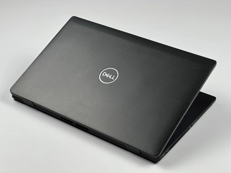 Dell Latitude 7430 z procesorem i5-1245U, 16GB RAM i ekranem 14" FHD. Lekka obudowa Carbon, modem LTE, klawiatura US i grafika Intel Iris Xe.