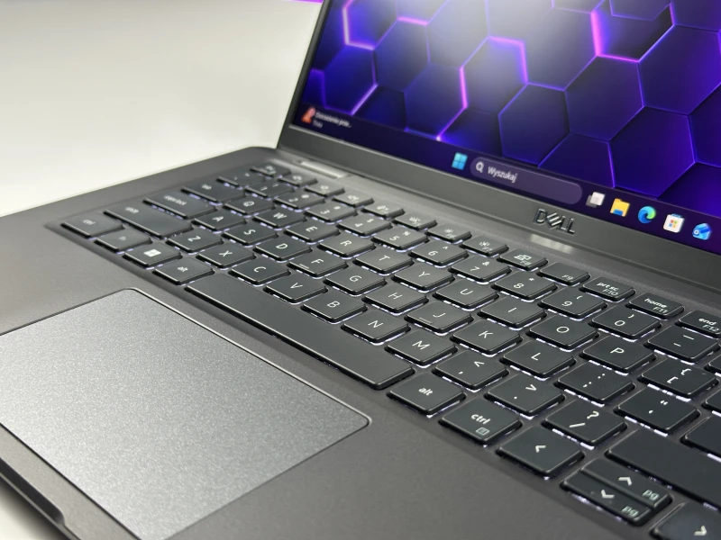 Dell Latitude 7430 z procesorem i5-1245U, 16GB RAM i ekranem 14" FHD. Lekka obudowa Carbon, modem LTE, klawiatura US i grafika Intel Iris Xe.