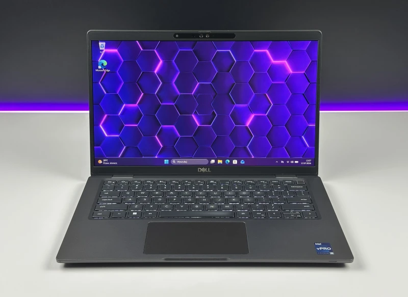 Dell Latitude 7430 z procesorem i5-1245U, 16GB RAM i ekranem 14" FHD. Lekka obudowa Carbon, modem LTE, klawiatura US i grafika Intel Iris Xe.
