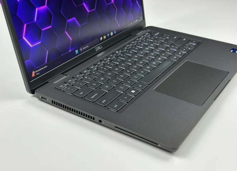 Dell Latitude 7430 z procesorem i5-1245U, 16GB RAM i ekranem 14" FHD. Lekka obudowa Carbon, modem LTE, klawiatura US i grafika Intel Iris Xe.