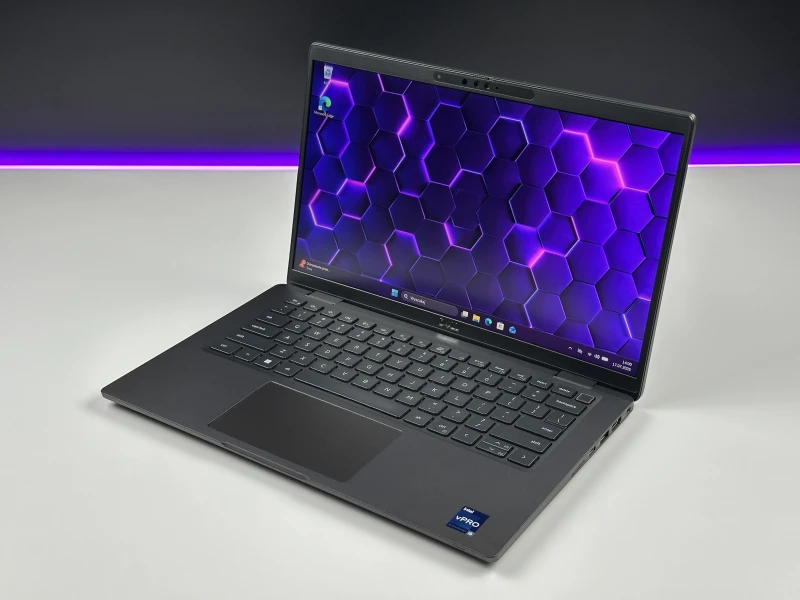 Dell Latitude 7430 z procesorem i5-1245U, 16GB RAM i ekranem 14" FHD. Lekka obudowa Carbon, modem LTE, klawiatura US i grafika Intel Iris Xe.