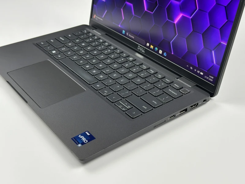 Dell Latitude 7430 z procesorem i5-1245U, 16GB RAM i ekranem 14" FHD. Lekka obudowa Carbon, modem LTE, klawiatura US i grafika Intel Iris Xe.