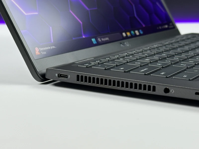 Dell Latitude 7430 z procesorem i5-1245U, 16GB RAM i ekranem 14" FHD. Lekka obudowa Carbon, modem LTE, klawiatura US i grafika Intel Iris Xe.
