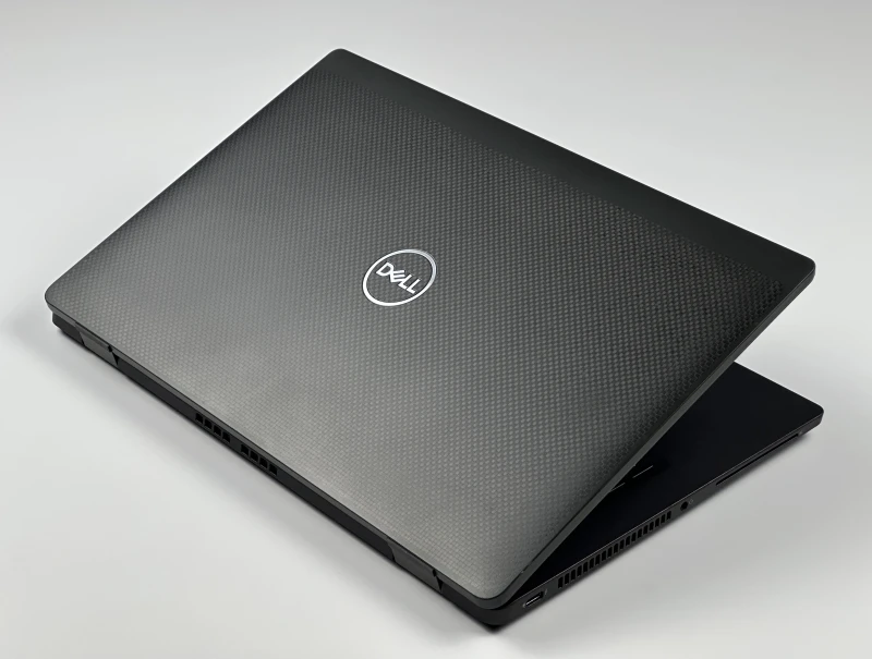 Dell Latitude 7430 z procesorem i5-1245U, 16GB RAM i ekranem 14" FHD. Lekka obudowa Carbon, modem LTE, klawiatura US i grafika Intel Iris Xe.