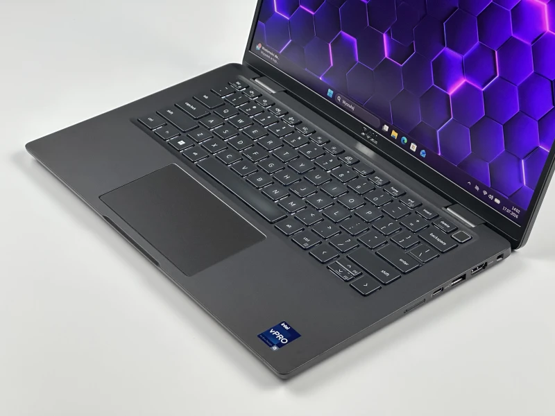 Dell Latitude 7430 z procesorem i5-1245U, 16GB RAM i ekranem 14" FHD. Lekka obudowa Carbon, modem LTE, klawiatura US i grafika Intel Iris Xe.