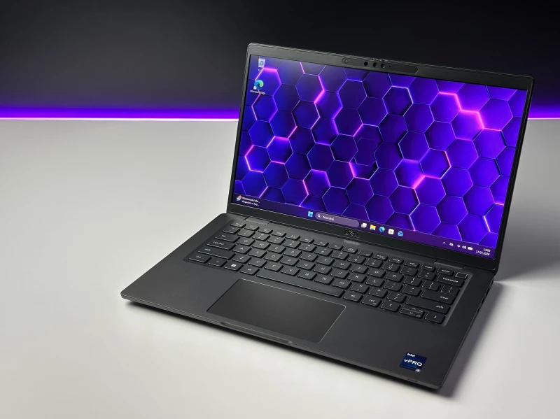 Dell Latitude 7430 z procesorem i5-1245U, 16GB RAM i ekranem 14" FHD. Lekka obudowa Carbon, modem LTE, klawiatura US i grafika Intel Iris Xe.