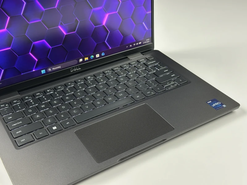 Dell Latitude 7430 z procesorem i5-1245U, 16GB RAM i ekranem 14" FHD. Lekka obudowa Carbon, modem LTE, klawiatura US i grafika Intel Iris Xe.