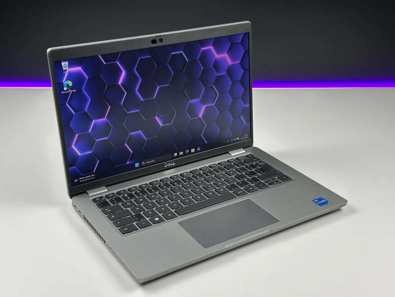 Dell Latitude 5430 z procesorem i5-1245U, ekranem 14" FHD, LTE i Intel Iris Xe. Biznesowy laptop z Thunderbolt 4 do wygodnej pracy mobilnej.