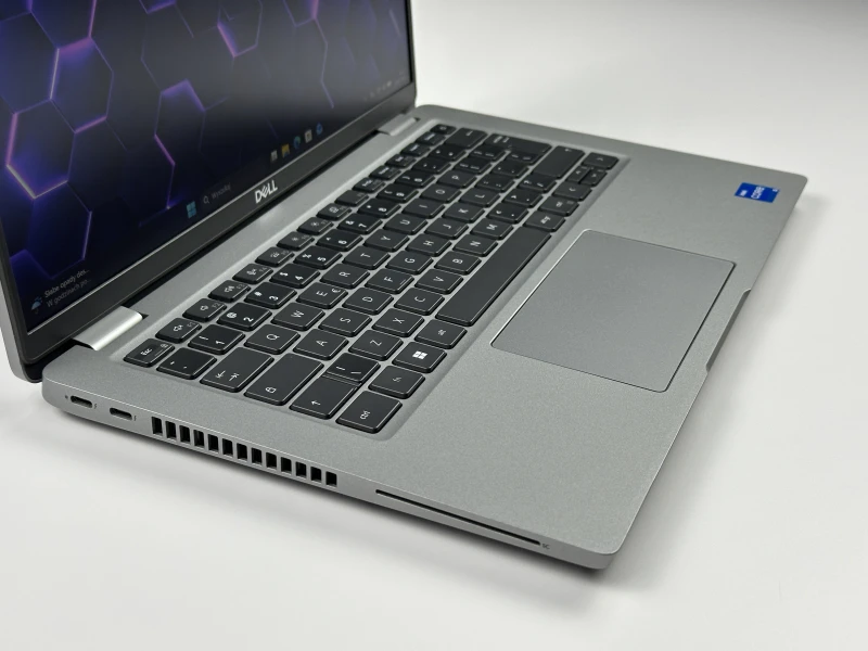 Dell Latitude 5430 z procesorem i5-1245U, ekranem 14" FHD, LTE i Intel Iris Xe. Biznesowy laptop z Thunderbolt 4 do wygodnej pracy mobilnej.