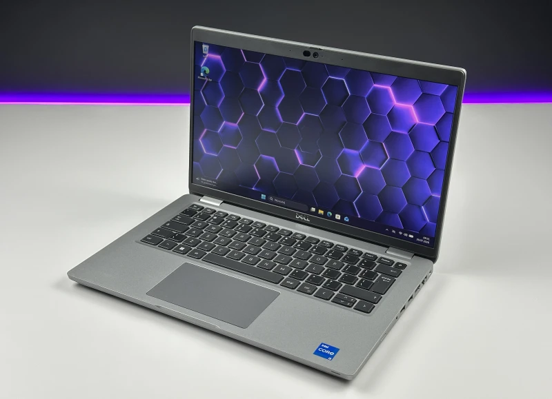 Dell Latitude 5430 z procesorem i5-1245U, ekranem 14" FHD, LTE i Intel Iris Xe. Biznesowy laptop z Thunderbolt 4 do wygodnej pracy mobilnej.