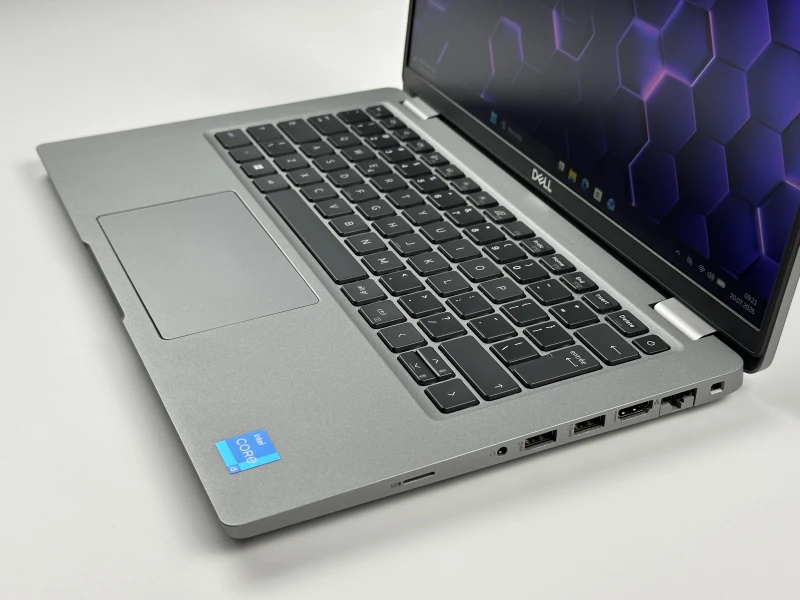 Dell Latitude 5430 z procesorem i5-1245U, ekranem 14" FHD, LTE i Intel Iris Xe. Biznesowy laptop z Thunderbolt 4 do wygodnej pracy mobilnej.