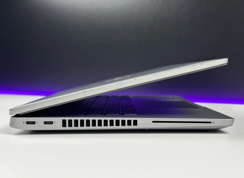 Dell Latitude 5430 z procesorem i5-1245U, ekranem 14" FHD, LTE i Intel Iris Xe. Biznesowy laptop z Thunderbolt 4 do wygodnej pracy mobilnej.