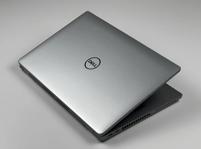 Dell Latitude 5430 z procesorem i5-1245U, ekranem 14" FHD, LTE i Intel Iris Xe. Biznesowy laptop z Thunderbolt 4 do wygodnej pracy mobilnej.