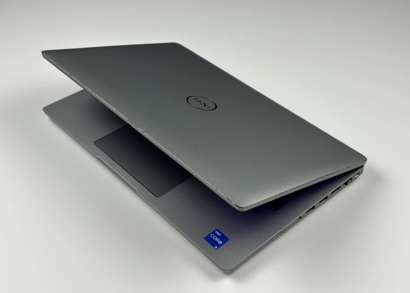 Dell Latitude 5430 z procesorem i5-1245U, ekranem 14" FHD, LTE i Intel Iris Xe. Biznesowy laptop z Thunderbolt 4 do wygodnej pracy mobilnej.