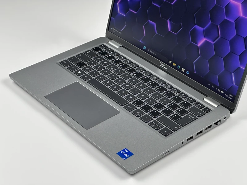 Dell Latitude 5430 z procesorem i5-1245U, ekranem 14" FHD, LTE i Intel Iris Xe. Biznesowy laptop z Thunderbolt 4 do wygodnej pracy mobilnej.