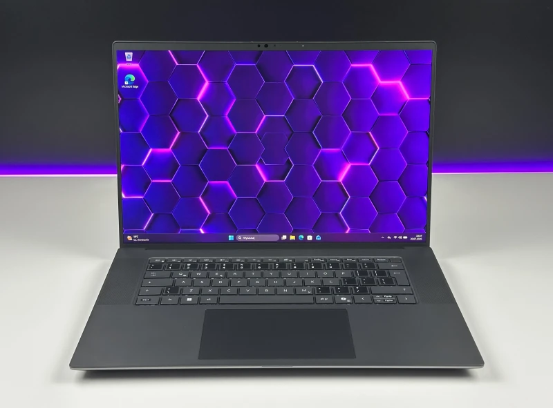 Dell Precision 5690 z procesorem Ultra 7 165H, 32GB RAM, ekranem 16" i RTX 1000 Ada. Stacja robocza z nowoczesną konstrukcją klasy premium.
