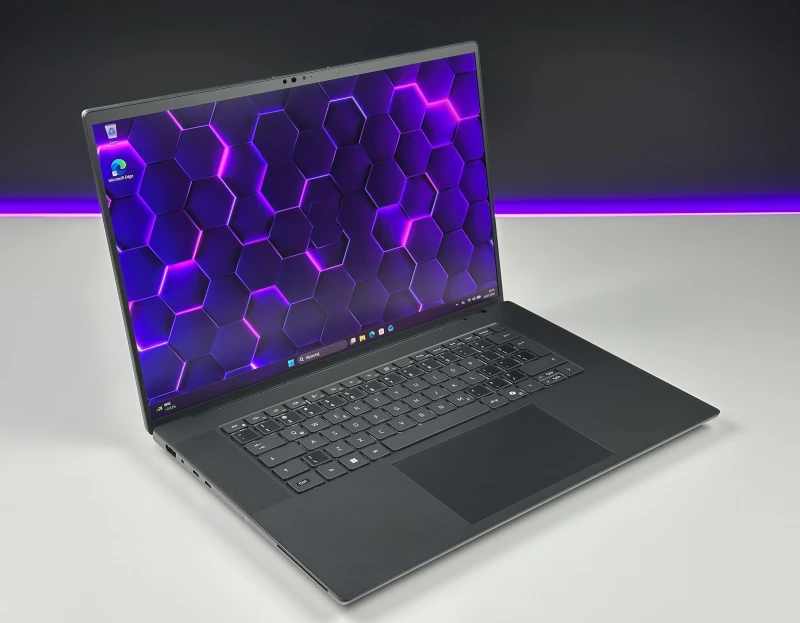 Dell Precision 5690 z procesorem Ultra 7 165H, 32GB RAM, ekranem 16" i RTX 1000 Ada. Stacja robocza z nowoczesną konstrukcją klasy premium.