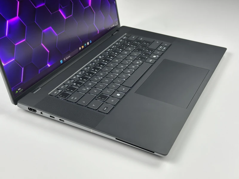 Dell Precision 5690 z procesorem Ultra 7 165H, 32GB RAM, ekranem 16" i RTX 1000 Ada. Stacja robocza z nowoczesną konstrukcją klasy premium.