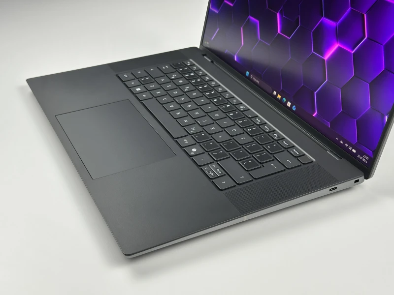 Dell Precision 5690 z procesorem Ultra 7 165H, 32GB RAM, ekranem 16" i RTX 1000 Ada. Stacja robocza z nowoczesną konstrukcją klasy premium.