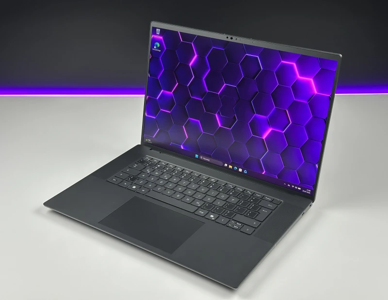 Dell Precision 5690 z procesorem Ultra 7 165H, 32GB RAM, ekranem 16" i RTX 1000 Ada. Stacja robocza z nowoczesną konstrukcją klasy premium.