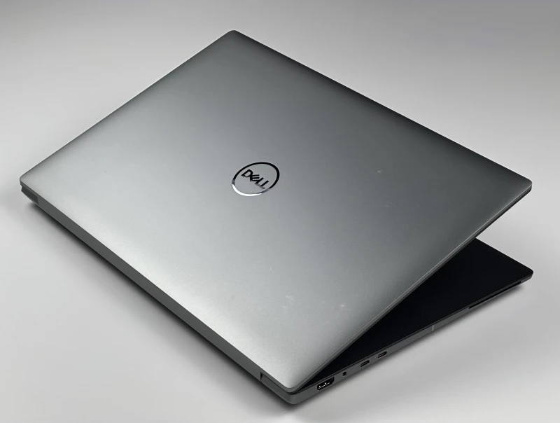 Dell Precision 5690 z procesorem Ultra 7 165H, 32GB RAM, ekranem 16" i RTX 1000 Ada. Stacja robocza z nowoczesną konstrukcją klasy premium.