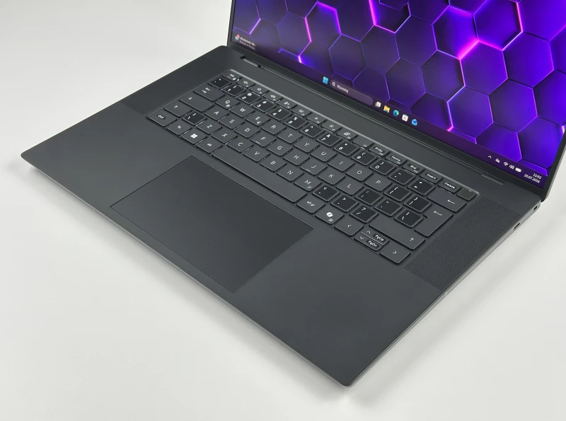 Dell Precision 5690 z procesorem Ultra 7 165H, 32GB RAM, ekranem 16" i RTX 1000 Ada. Stacja robocza z nowoczesną konstrukcją klasy premium.