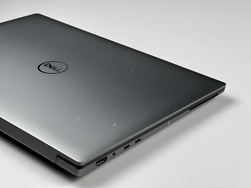 Dell Precision 5690 z procesorem Ultra 7 165H, 32GB RAM, ekranem 16" i RTX 1000 Ada. Stacja robocza z nowoczesną konstrukcją klasy premium.