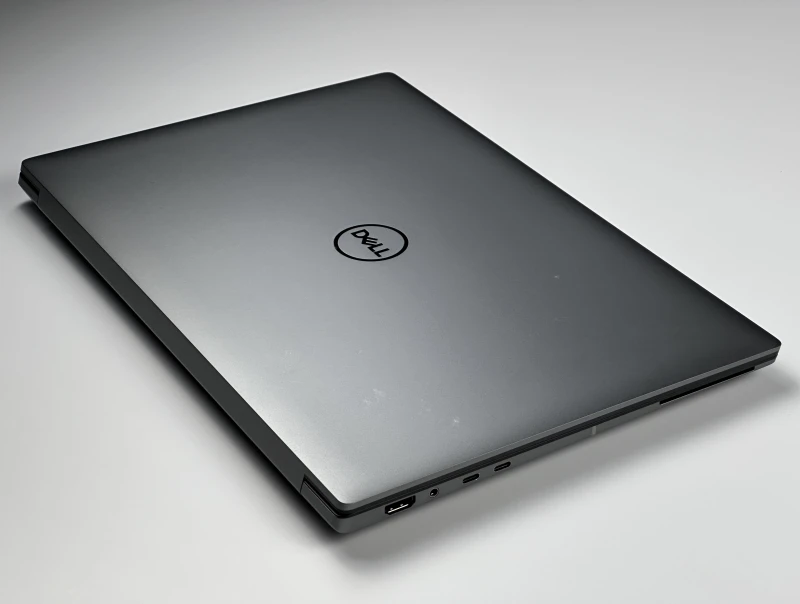 Dell Precision 5690 z procesorem Ultra 7 165H, 32GB RAM, ekranem 16" i RTX 1000 Ada. Stacja robocza z nowoczesną konstrukcją klasy premium.
