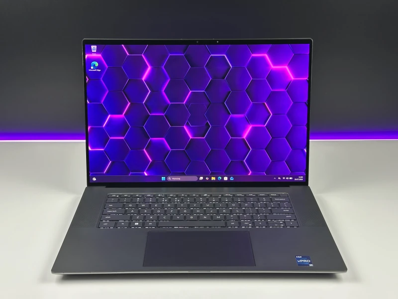 Dell Precision 5680 z procesorem i7-13800H, 32GB RAM, ekranem 16" 4K OLED i RTX A1000. Mobilna stacja robocza z klawiaturą US i Thunderbolt 4.