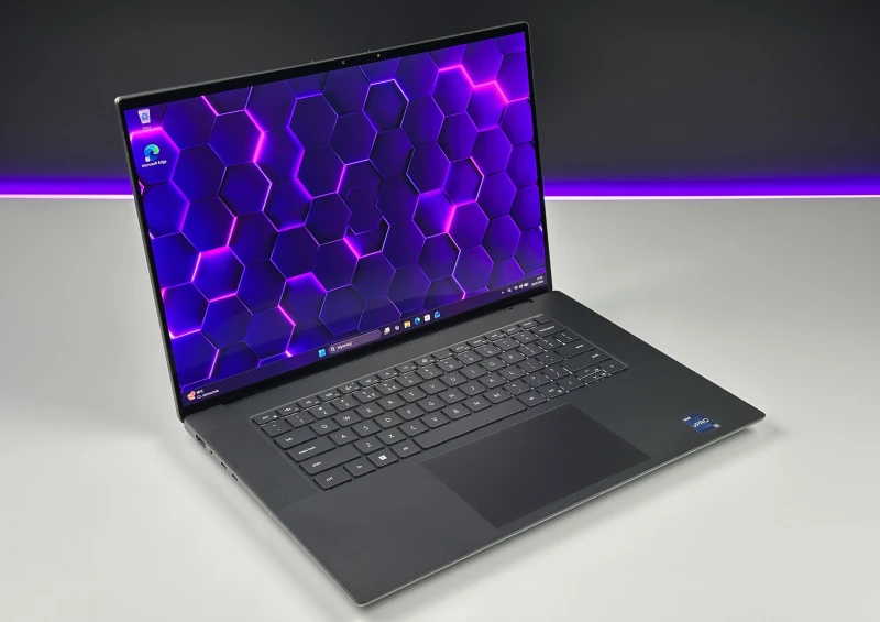 Dell Precision 5680 z procesorem i7-13800H, 32GB RAM, ekranem 16" 4K OLED i RTX A1000. Mobilna stacja robocza z klawiaturą US i Thunderbolt 4.