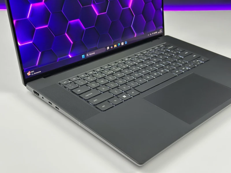 Dell Precision 5680 z procesorem i7-13800H, 32GB RAM, ekranem 16" 4K OLED i RTX A1000. Mobilna stacja robocza z klawiaturą US i Thunderbolt 4.