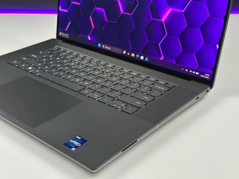 Dell Precision 5680 z procesorem i7-13800H, 32GB RAM, ekranem 16" 4K OLED i RTX A1000. Mobilna stacja robocza z klawiaturą US i Thunderbolt 4.