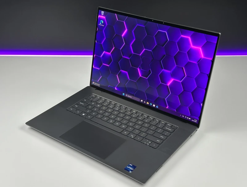 Dell Precision 5680 z procesorem i7-13800H, 32GB RAM, ekranem 16" 4K OLED i RTX A1000. Mobilna stacja robocza z klawiaturą US i Thunderbolt 4.