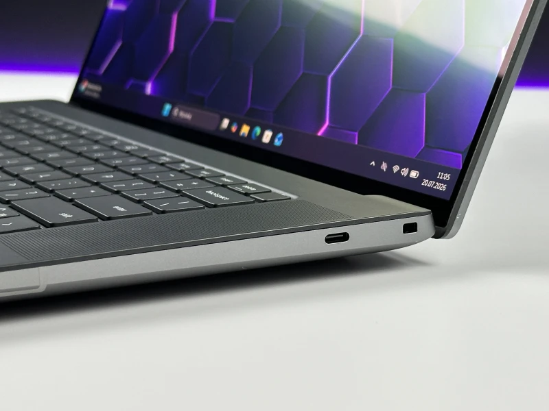 Dell Precision 5680 z procesorem i7-13800H, 32GB RAM, ekranem 16" 4K OLED i RTX A1000. Mobilna stacja robocza z klawiaturą US i Thunderbolt 4.