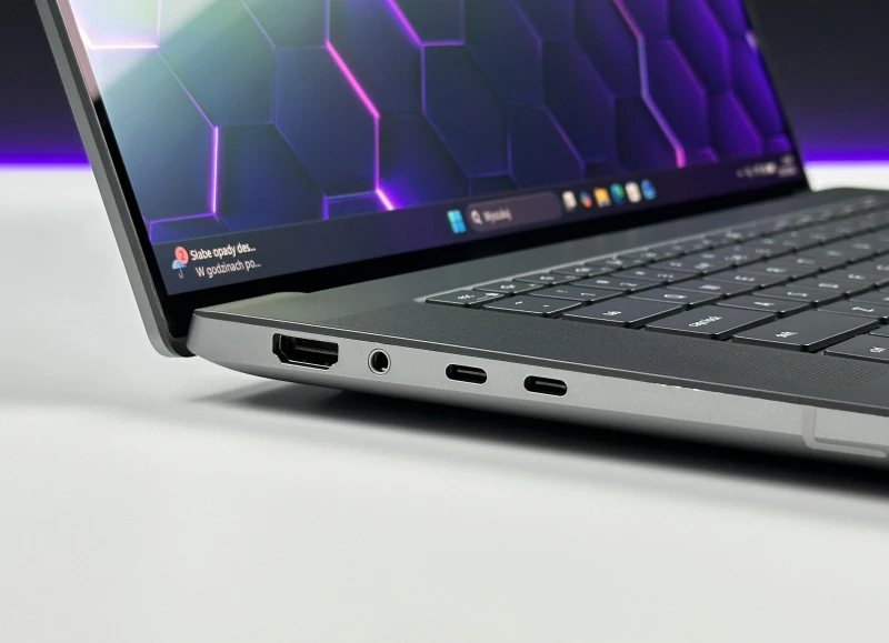 Dell Precision 5680 z procesorem i7-13800H, 32GB RAM, ekranem 16" 4K OLED i RTX A1000. Mobilna stacja robocza z klawiaturą US i Thunderbolt 4.
