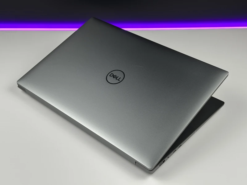 Dell Precision 5680 z procesorem i7-13800H, 32GB RAM, ekranem 16" 4K OLED i RTX A1000. Mobilna stacja robocza z klawiaturą US i Thunderbolt 4.