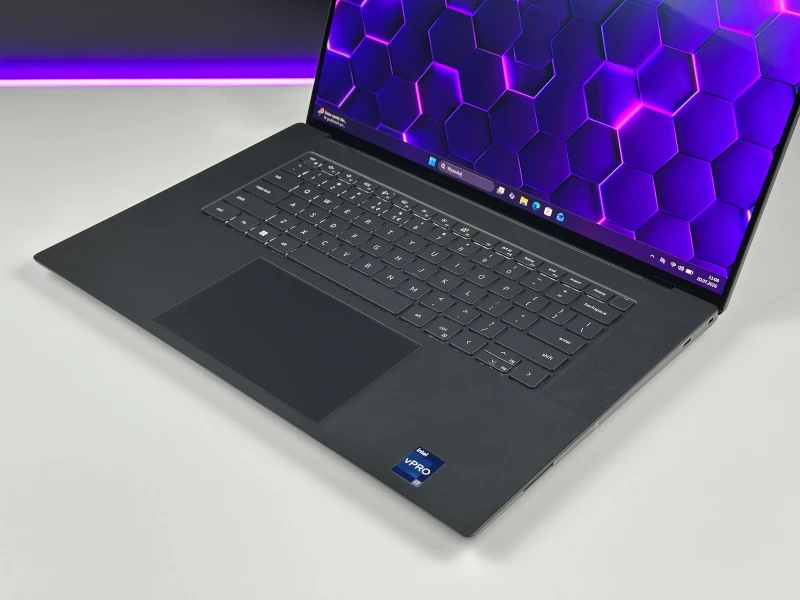 Dell Precision 5680 z procesorem i7-13800H, 32GB RAM, ekranem 16" 4K OLED i RTX A1000. Mobilna stacja robocza z klawiaturą US i Thunderbolt 4.