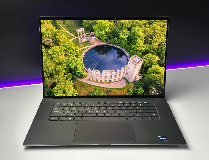 Dell Precision 5680 z procesorem i7-13800H, 32GB RAM, ekranem 16" 4K OLED i RTX A1000. Mobilna stacja robocza z klawiaturą US i Thunderbolt 4.